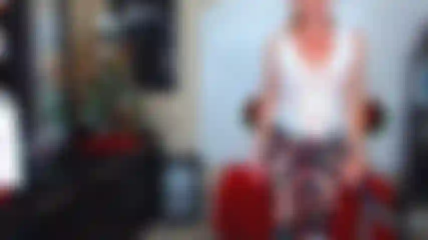 44. Maglietta bagnata, strappando i vestiti di dosso, olio, ballando nuda.