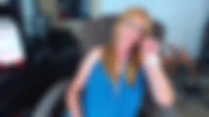 68. Stepson non riesce a trattenere l'orgasmo una volta che mi sono tolto i vestiti.