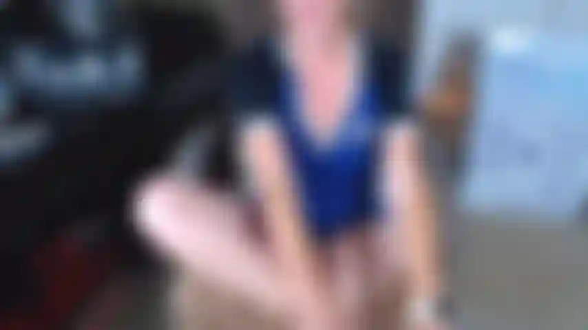 118. Bambola che cavalca con i keds di pelle bianca.