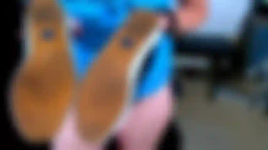 179. Scopami con sporchi keds neri.