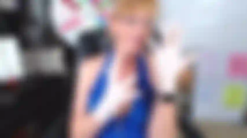 143. Ti rendo il mio schiavo con i guanti di lattice.