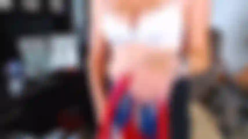 98. Bambola che cavalca con i keds addosso.