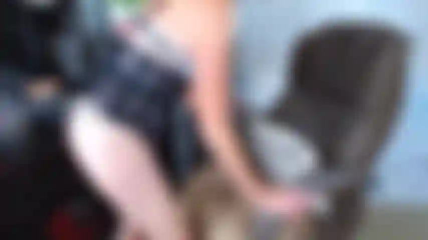 123. Succhia il mio capo con le tette fuori.