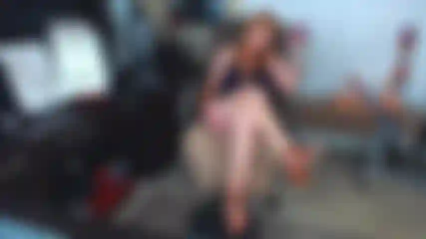 14. Ti stuzzico con i miei sandali aperti e poi ti fotto quel dildo con i piedi.