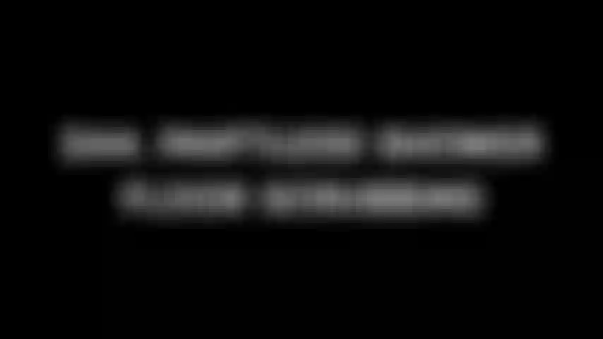 244. Pulisco il pavimento della doccia senza mutandine.