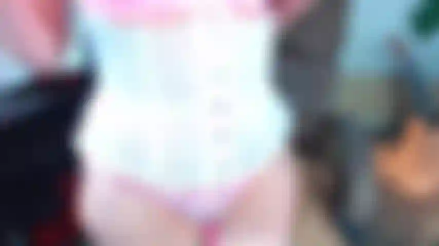 79. Cuck racconta storie mentre si infila un dildo nella figa.