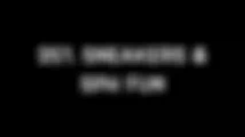 251. Scarpe da ginnastica e divertimento.