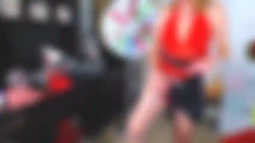 133. Signora claus ti prende in giro con mutandine di raso a tutto tondo.