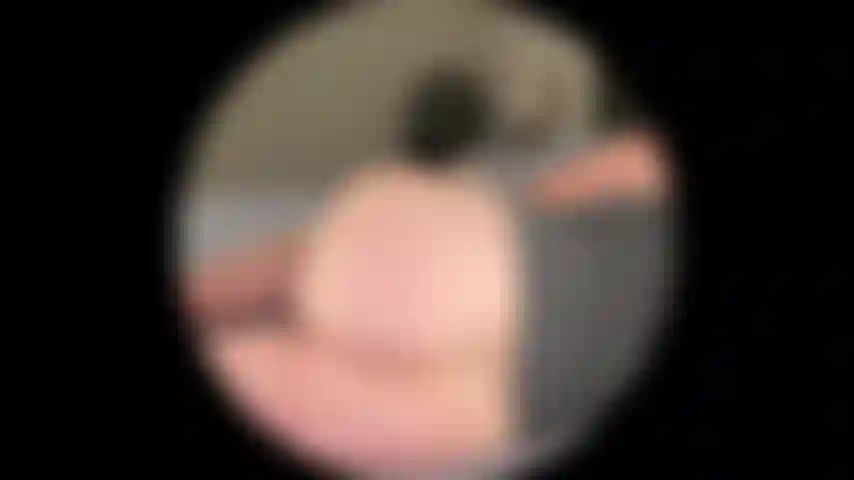 222. Giantess trova l'omino nel crack del culo.