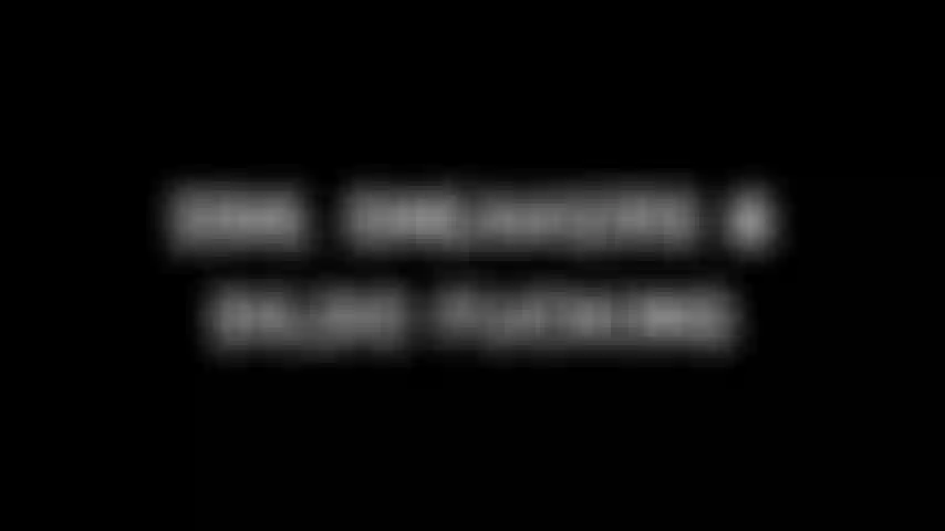 296. Che scopa con le scarpe da ginnastica e un dildo.