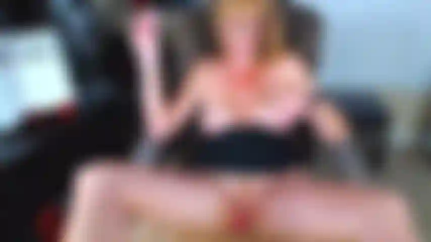 100. Squirto con palle di ghiaccio e hitachi.