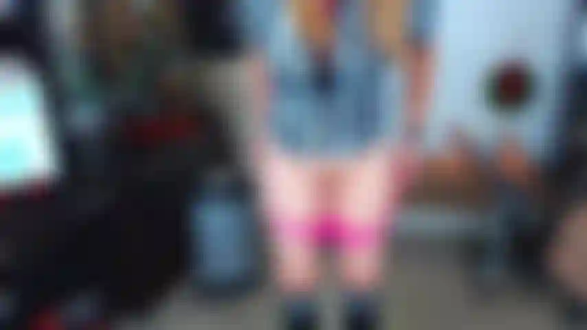 34. Faccio la modella e gioco in tanga di pizzo rosa fino a venire.