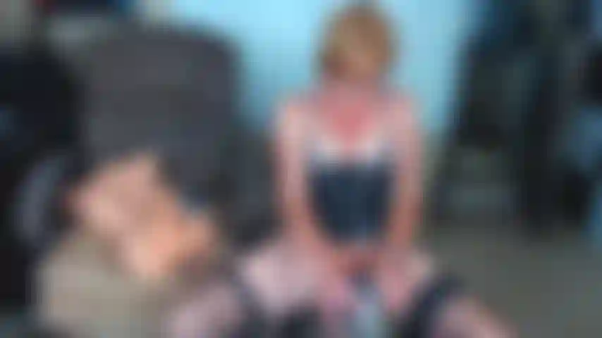 33. Una bambola e una macchina del cazzo che succhia e scopa chiedendo l'elemosina per parlare sporco in una gangbang.