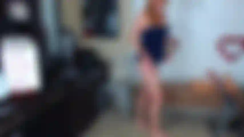 61. La matrigna cattiva indossa mutandine di raso e ti urla per averla fissata.