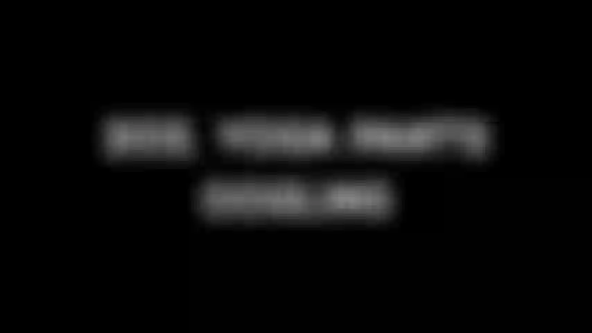 202. I pantaloni da yoga fanno capolino.