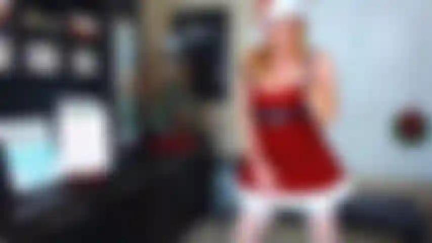 41. Signora, claus fa uno spogliarello sexy, olia tutto e balla con diverse angolazioni della videocamera per te.