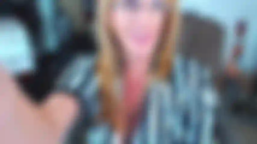 15. Sveltina e dildo nella fica.