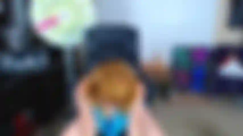 167. Adora i miei piedi.