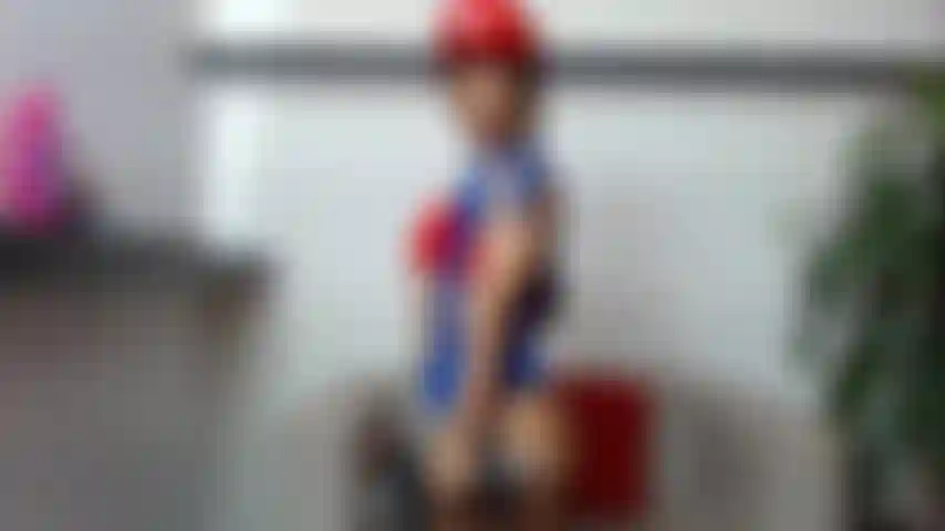 Pompaggio bicipiti con un manubrio da 10 kg.