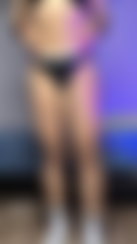 Che batte le mani con le cosce.