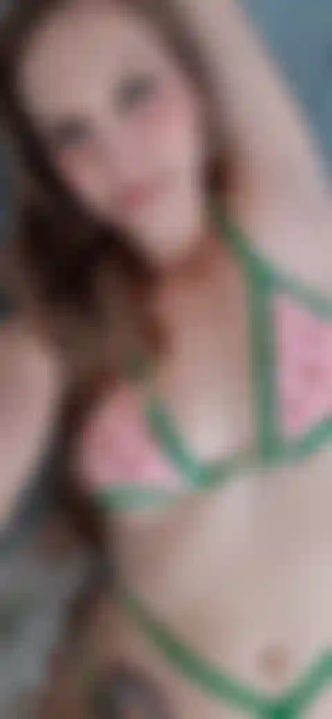 Stuzzico tutto il corpo nel mio bikini.