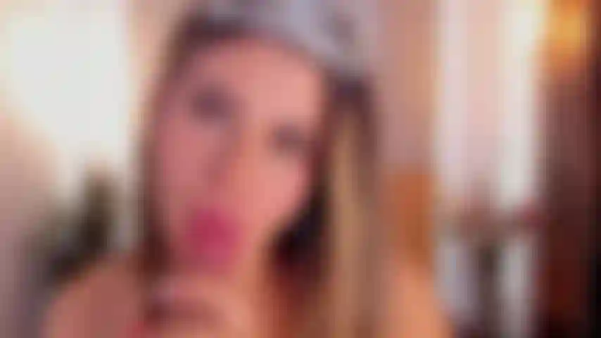 Principessa cattivella che prende il controllo del tuo cazzo con la sua bocca... Riesci a resistere?