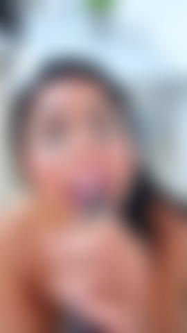 Una sgualdrina colombiana dipendente che prende un grosso cazzo nero da 10 pollici in profondità nella sua gola.
