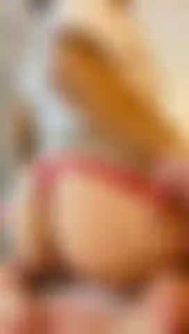 Una ragazza molto sexy cavalca il tuo cazzo e schizza.