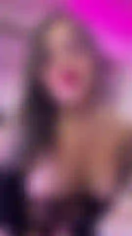 Una piccola femminuccia sexy che si masturba e mostra le sue grandi tette.