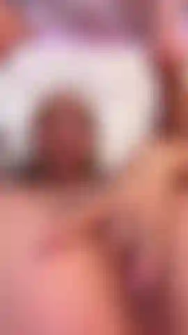 Faccio un doppio pompino con le dita.