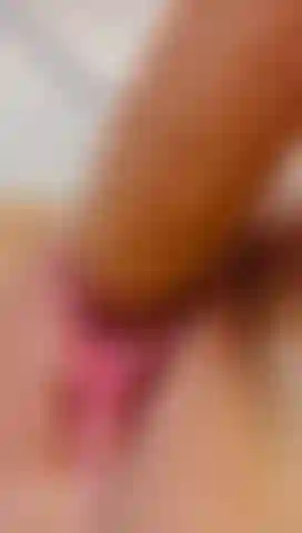 Con un grosso dildo e una figa più vicina.