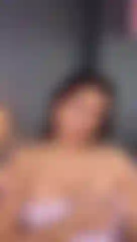 Le mie grandi tette e la mia bocca vogliono sentire il tuo pene pulsare.