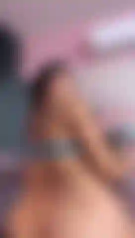 Vieni a mettermi il tuo cazzo nel culo e frustalo, voglio che tu mi scopi come vuoi scoparmi.