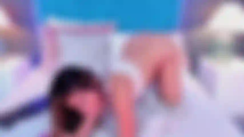 Faccio la gola profonda a pecorina, e poi puoi venire e scoparmi forte in questa posizione, mi piacerebbe.