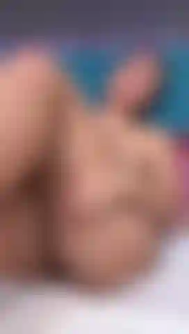 Ti piace mostrare i piedi o la mia figa o entrambi insieme.