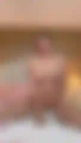 Cavalca il mio giocattolo come se cavalcassi il tuo cazzo, sono così eccitata.