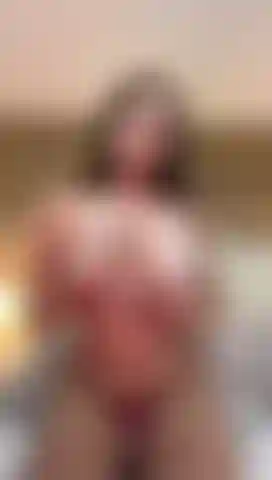 " Osi avvicinarti ed esplorare ogni centimetro di me, sentire il desiderio e lasciarti trasportare dalla passione. Sono qui, in attesa di farti godere." Vieni e scopami, per favore.