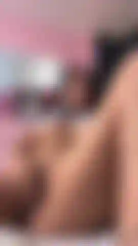 Solo con le mie mutandine, con le mie mani che percorrono ogni curva del mio corpo accarezzandomi il seno mentre il mio sguardo ti invita a perderti in me... Sensuale, tenera e focosa, una combinazione che ti farà desiderare di me più di quanto già non faccia.