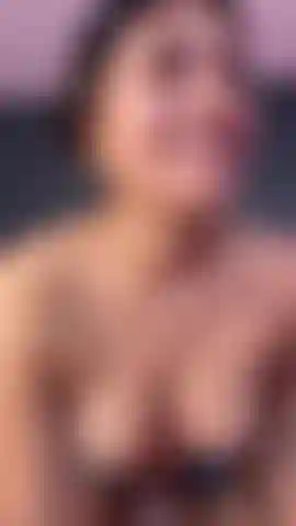Guarda le mie labbra, il mio sguardo sensuale, e dimmi se non stai morendo dalla voglia di farmi tua proprio adesso. Sono pronta, sono aperta, e ti sto aspettando che tu venga a prendermi.