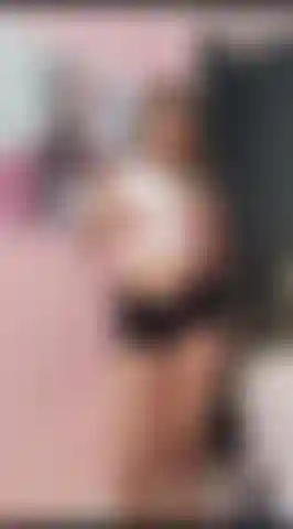 Guarda come mi spoglio e mi tocco, pesandoti su di te, la verità è che mi piace provocarti e farti fermare il cazzo solo guardandomi.