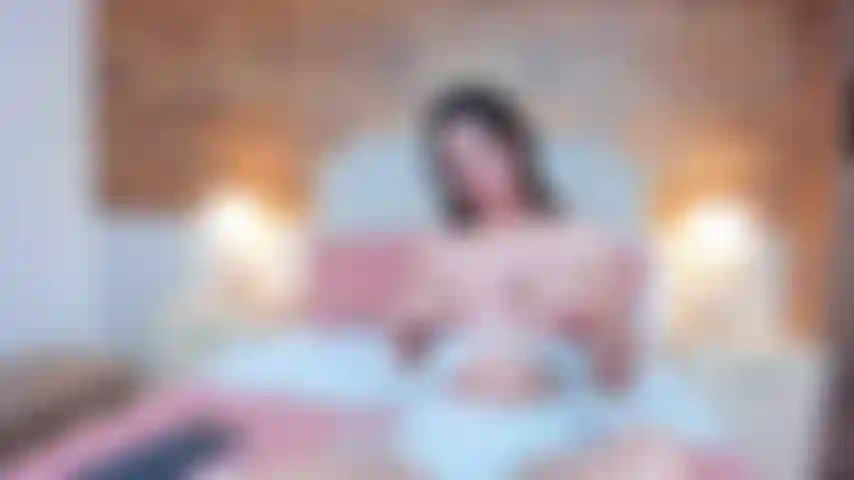 Il mio sorriso potrebbe attirarti in mille modi per farti sentire attraverso la mia pelle e portare i tuoi desideri per farci raggiungere le fantasie più cattive.