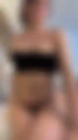 Il mio sedere ondeggia ad ogni movimento—sodo, provocante, impossibile da ignorare—come se sapesse esattamente cosa fa alla tua mente.