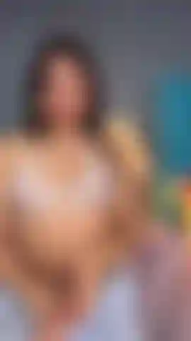 Il tuo cazzo in mezzo alle mie tette e io che mi diverto.