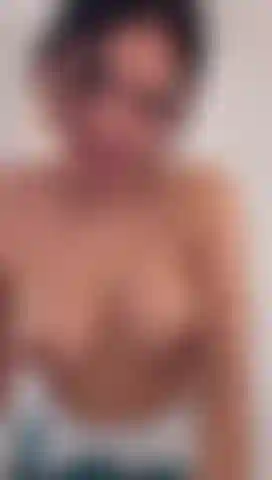 Look how I offer them to you
how I lift them up to the camera... they are all the paradise you need tonight.