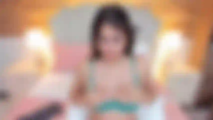 La mia figa viene scopata dal mio dildo.