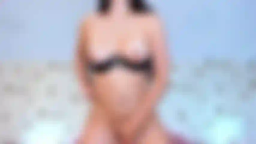 Il mio corpo sexy e bollente il più vicino possibile alla telecamera, guarda quanto sta diventando duro quel cazzo, sei pronto a scoparmi?