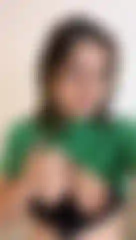 Mi emoziona toccarmi il seno e mostrarti quanto è bello.