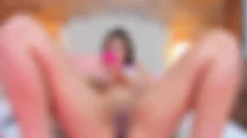 La mia figa è così bagnata che non avrai bisogno di tanto lavoro per infilare il tuo cazzo, tesoro, vieni e scopami forte.