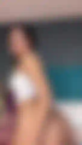 Il mio culo rimbalza e lascio la mia figa visibile per te.