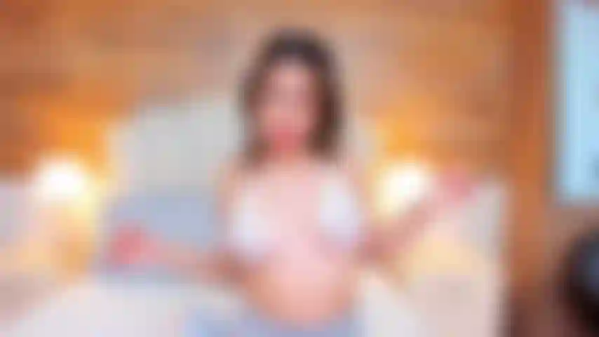 Gioco con le mie tette e gioco con le dita nella mia figa, la mia lussureggiante attività.